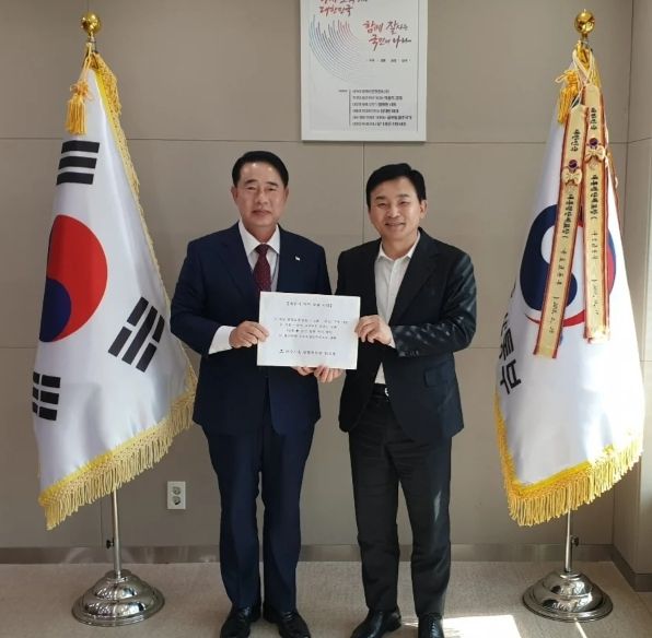 건의서 전달하는 한길룡 위원장(오른쪽)과 원희룡 국토부장관