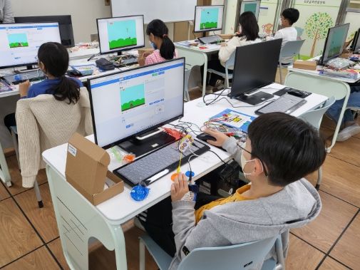 지난해 과천갈현초 학생들이 학교에서 과천시에서 마련한 코딩 교육을 듣고 있다