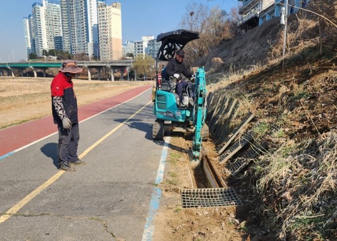 남양주시, 우기철 도로침수 예방을 위한 배수로 준설 추진
