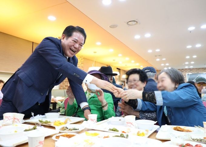 안양시, 오는 8일까지 31개 동별 경로잔치 열어