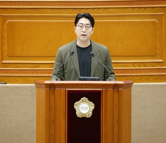 안양시의회 김도현 의원이 21일, 안양시의회 제292회 임시회에서 5분 발언을 하고있다. 사진=안양시의회