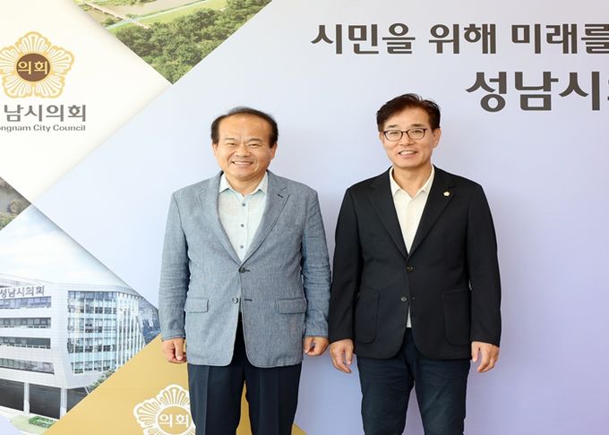 사진출처: 의왕시의회 김학기 의장 성남시 방문 (좌)이덕수의장(우)의왕시 김학기의장