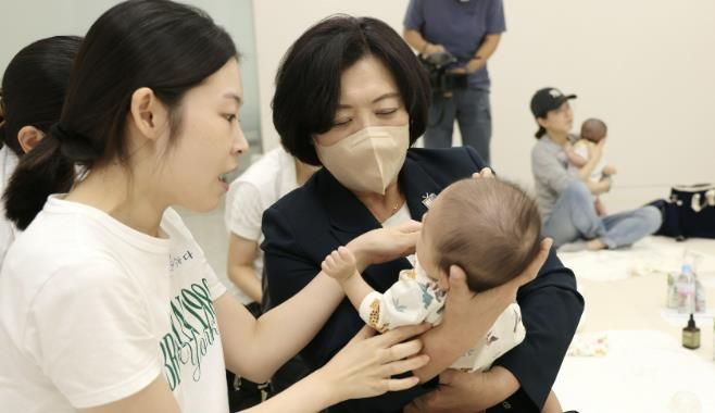 과천시가 운영하고 있는 '오감발달교실'에 참여한 아기와 엄마(오른쪽 신계용 과천시장).