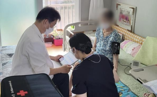 한 어르신이 부천시 노인 의료 돌봄 통합지원 서비스를 통해 자택 진료를 받고 있다.