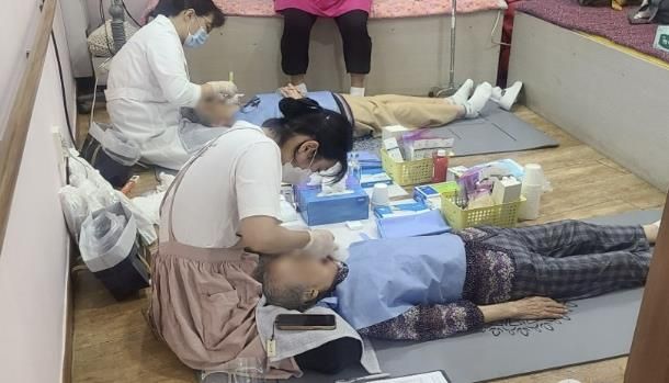 어르신들이 부천시보건소에서 진행하는 구강 관리 서비스를 받고 있다.