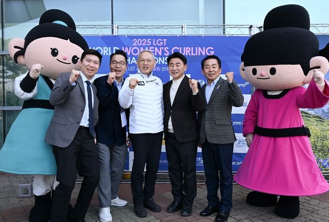 김동근 시장(왼쪽에서 네 번쨰)이 3월 15일 ‘2025 LGT 세계여자컬링선수권대회’ 개회식에서 유인촌 문화체육관광부 장관(왼쪽에서 세 번쨰), 유승민 대한체육회 회장(왼쪽에서 첫 번쨰), 한상호 대한컬링연맹 회장(왼쪽에서 두 번쨰), 김연균 의정부시의회 의장(오른쪽 첫 번쨰) 과 기념사진을 찍고 있다.