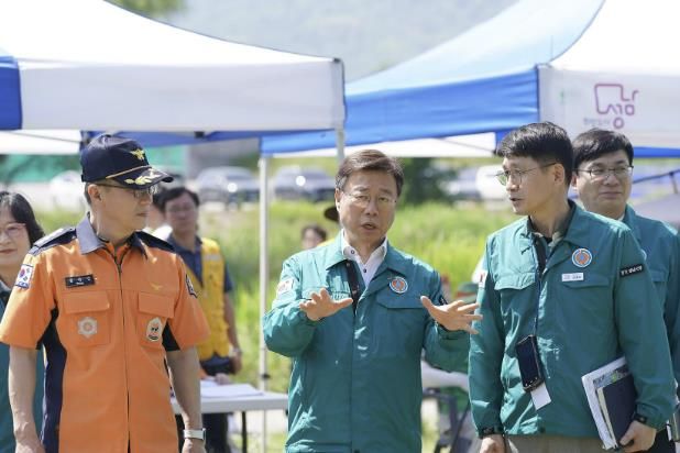 신상진 성남시장이 2024년 5월 23일 실시한 재난대응 능력 강화를 위한 ‘안전한국훈련’ 에서 현장을 지휘하고 있다
