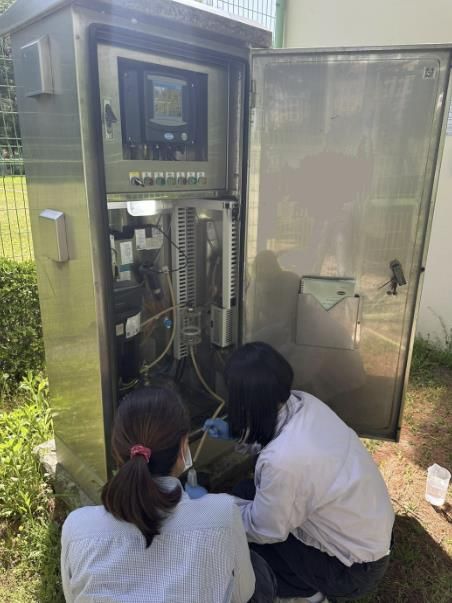 원천 배수지에서 참관 채수 작업을 하고 있다.