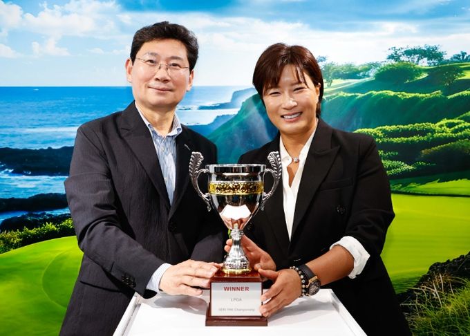 이상일 시장은 13일 'SERI PAK with 용인' 기념관에 전시된 박세리 전 감독 LPGA 우승트로피 앞에서 기념촬영했다