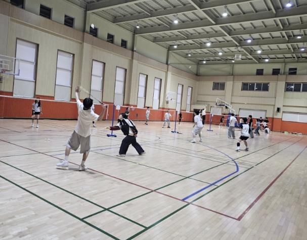 여월중학교 학교 체육관 및 운동장 이용중인 시민들
