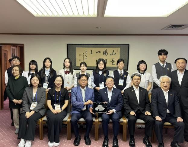 수원시 대표단이 후쿠이 사이교 시게루 시장에게 기념품을 전달하고 단체 사진을 촬영