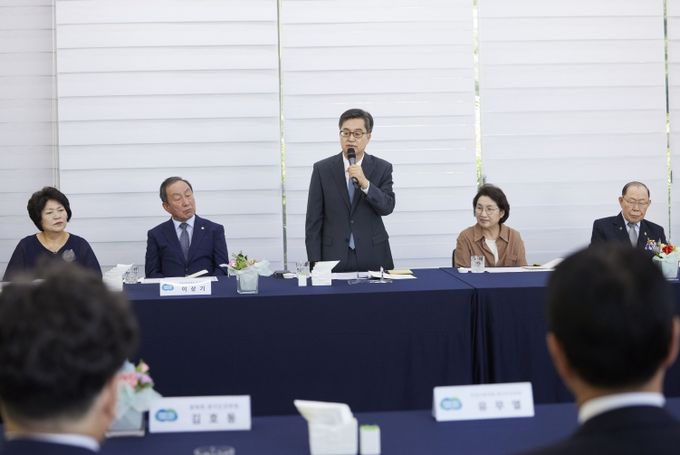 23일 오후 도담소에서 열린 경기도 보훈단체장 오찬 간담회에서 김동연 경기도지사가 인사말을 하고 있다.