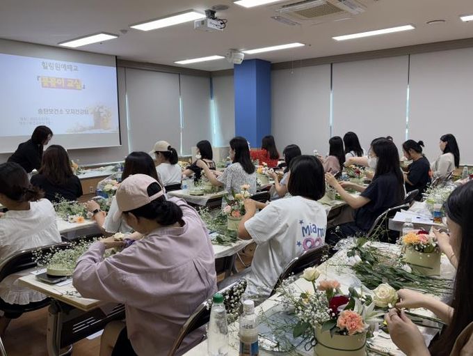 평택시 송탄보건소, 임산부 대상 ‘센터피스 꽃꽂이’ 원예 태교 교실 운영
