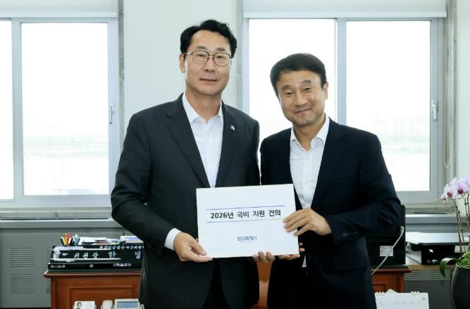 정명근 화성특례시장(사진 왼쪽)이 4일 한병도 국회 예결위원장을 만나 9개 국비사업의 2026년도 예산안 반영을 요청했다