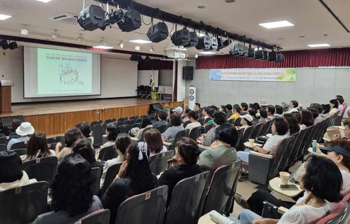 지난 3일 광명시 마을자치센터에서 ‘함께 사는 광명, 마을을 이해하다’를 주제로 ‘마을공동체 이해 기본교육’이 진행되고 있다.