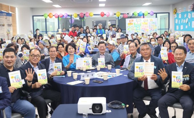 박승원 광명시장(맨앞 왼쪽에서 다섯 번째)은 지난 6일 광명4동 행정복지센터 4층 대회의실에서 ‘2025년 광명4동 주민총회’를 진행하고 기념사진을 촬영하고 있다.