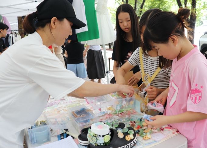 광명시 철산3동 주민자치회는 지난 6일 철산3동 행정복지센터 앞 가로수길에서 2025년도 주민세 마을사업의 일환으로 ‘쇠메마을 나눔 한마당’과 ‘EM 흙공 만들기’ 행사를 개최했다.