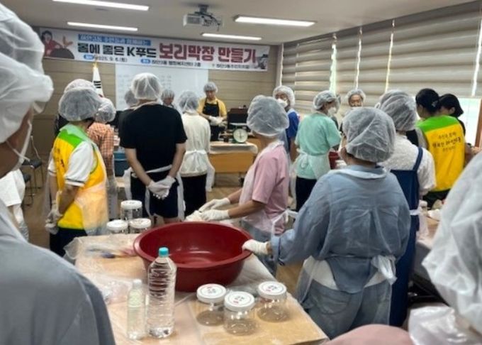 광명시 하안3동 주민자치회는 지난 6일 지역주민 30명과 함께 하안3동 행정복지센터 2층에서 ‘전통 보리막장 만들기 체험’을 진행했다.