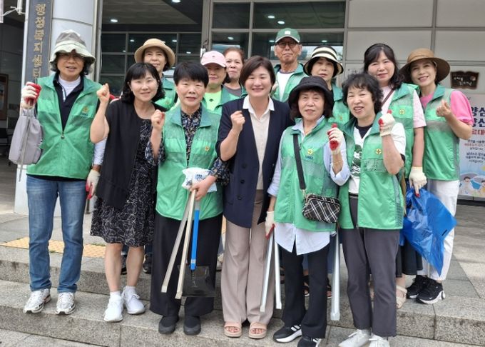 광명시 소하1동 새마을지도자협의회와 부녀회는 지난 8일 쾌적한 마을 환경 조성을 위해 금하로 일대 단독주택 지역에서 하수도 맨홀 위 낙엽과 골목길 청소를 실시했다.