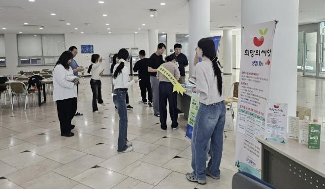 화성시동부보건소 관계자들이 11일 수원과학대학교에서 장기기증 캠페인을 하고 있다