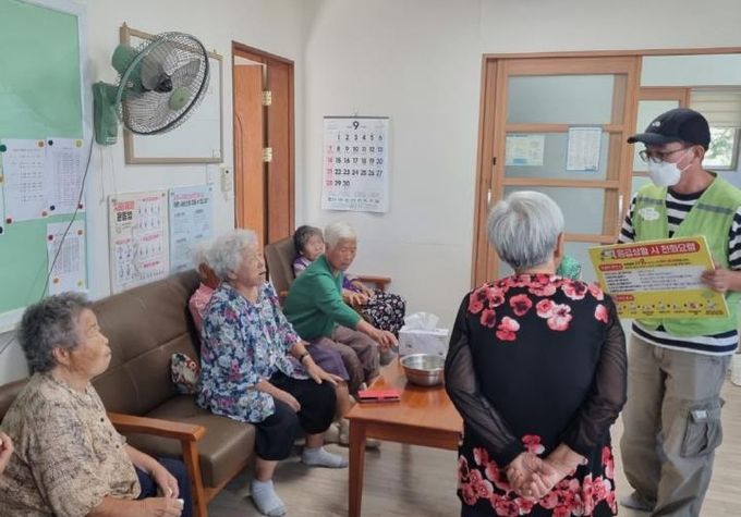 파주시 탄현면 경기행복마을관리소, 어르신 안전 지키는‘응급 대처 안내문·비상연락 스티커’배부