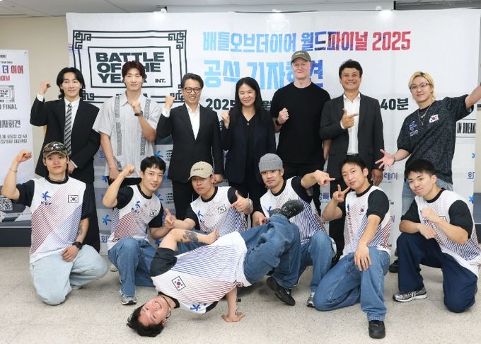 16일 2025 배틀오브더이어 월드파이널 미디어데이에서 주요 내빈들과 브레이킹 아티스트들이 기념 촬영하고 있다