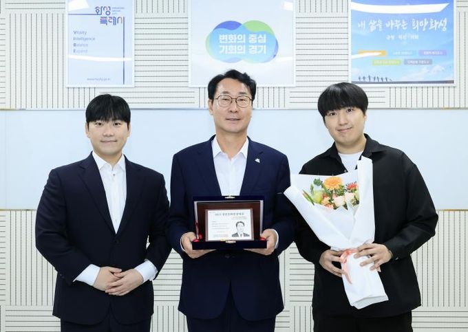 정명근 화성특례시장이 2025 청년친화헌정대상 종합대상 수상을 청년들과 함께 기념하고 있다