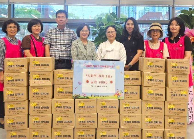 광명시 철산2동 행정복지센터는 지난 17일 철산동에 위치한 원불교 광명교당으로부터 김치(5kg) 40박스를 후원받아 저소득 위기가정에 전달했다.