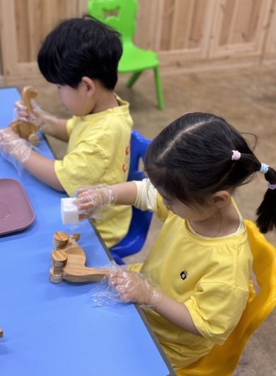 고양시 목공체험장에서 목공체험을 하고 있는 어린이