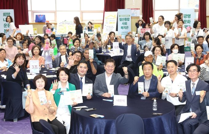 박승원 광명시장이 지난 20일 안현초등학교 체육관에서 진행한 '제5회 철산4동 주민총회 및 축제'에 참석해 기념사진을 촬영하고 있다.