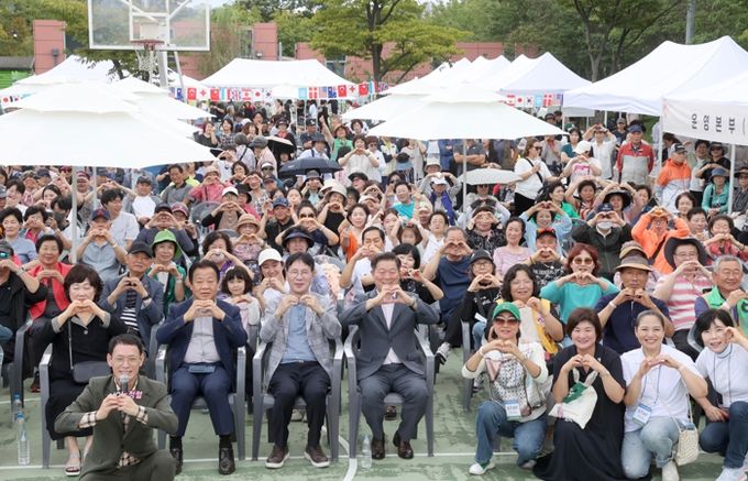 박승원 광명시장이 지난 20일 한내천 농구장 일대에서 진행한 '제12회 소하1동 한내축제'에 참석해 기념사진을 촬영하고 있다.