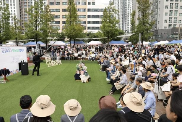 20일 열린 화성특례시 제3회 도농어울림축제에서 시민들이 쇼를 관람하고 있다