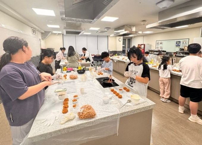 지난 22일 광명시평생학습원 공유부엌에서 드림스타트 사례관리 아동 16명을 대상으로 제4차 원데이 클래스가 진행되고 있다.