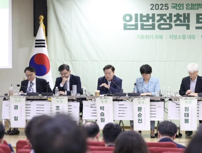 박승원 광명시장(사진 가운데)이 지난 24일 국회예산정책처가 주관한 ‘2025 국회 입법박람회’ 기후위기 입법정책 토론회에 참석해 발언하고 있다.