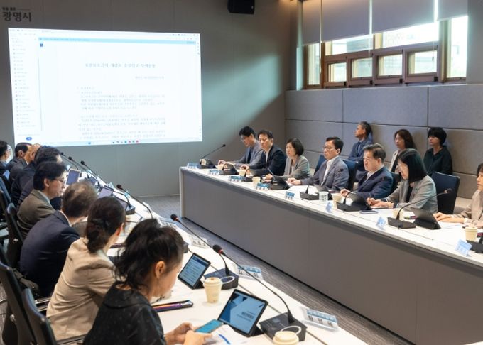 25일 오전 시청 컨퍼런스룸에서 '2025년 제2차 재정전략회의'가 진행 중이다.