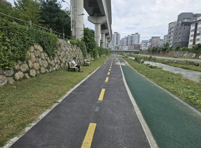 용인특례시 처인구가 하천 산책로 제초작업을 마무리했다.