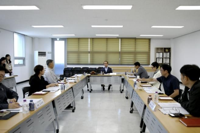 29일 월롱본부 대회의실에서 계약심의위원회 안건 심의 진행중인 모습