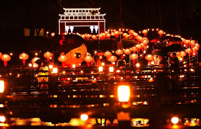 축제장 야간에는 동아시아 빛축제가 주변을 환하게 밝힌다