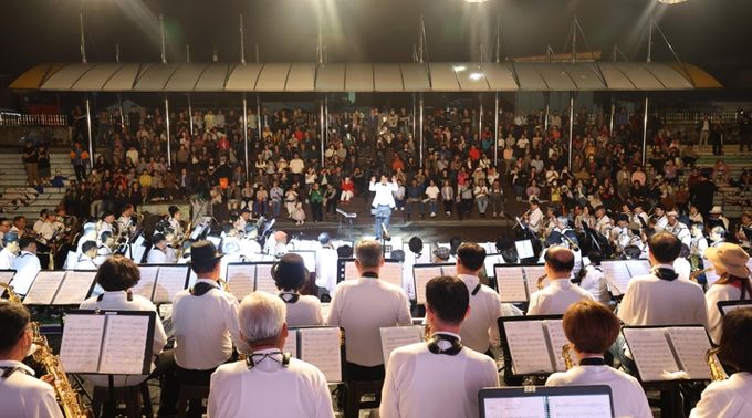 “100일간에 땀방울, 100인의 어르신이 전하는 감동의 하모니”