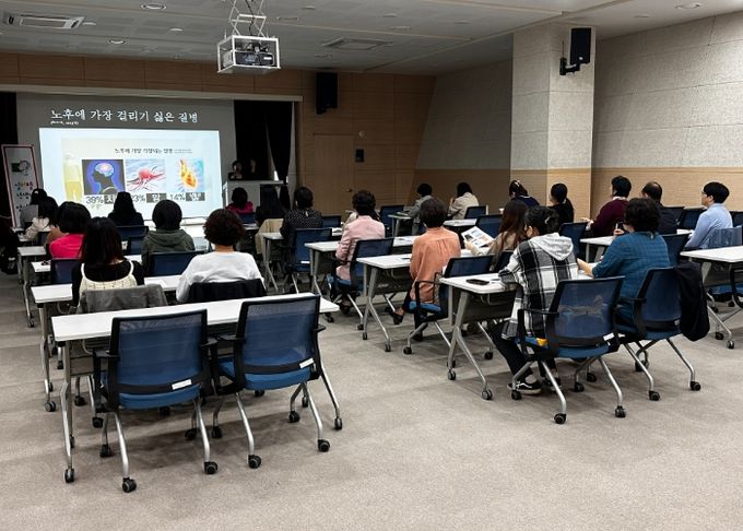 17일 하남시 미사보건센터에서 열린 ‘실버벨 선생님 양성교육’에서 참가자들이 어르신 치매 예방을 위한 인지활동 프로그램에 대한 설명을 듣고 있다.