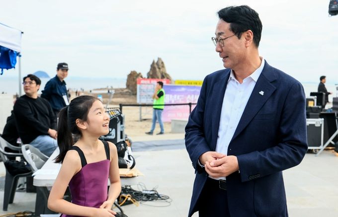 정명근 화성특례시장이 제부도 선셋콘서트 행사에 앞서 김연아 바이올리니스를 격려하며 긴장을 풀어 주고 있다