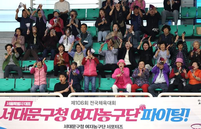 ‘서대문구청 여자농구단 서포터스’가 18일 오후 부산대학교 경암체육관에서 경기하는 서대문구청 여자농구단을 응원하고 있다.