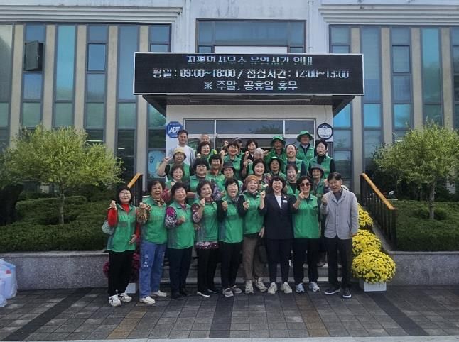 양평군 지평면 새마을회, 제2회 지평전통발효축제 앞두고 버스승강장 대청소 실시