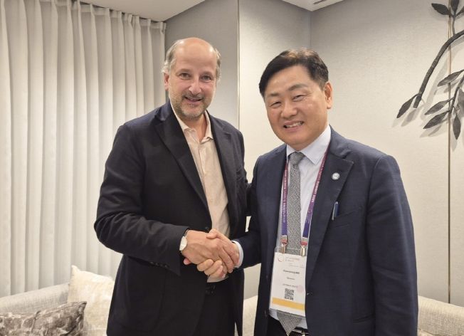 20일 시그니엘 서울호텔에서 열린 '세계올림픽도시연맹 총회' 의 연계행사인 ‘스마트시티&스포츠 서밋’에 참석한 김관영 도지사가 그레고리 주노드 세계올림픽도시연맹회장(스위스 로잔 시장)과 면담을 갖고 있다