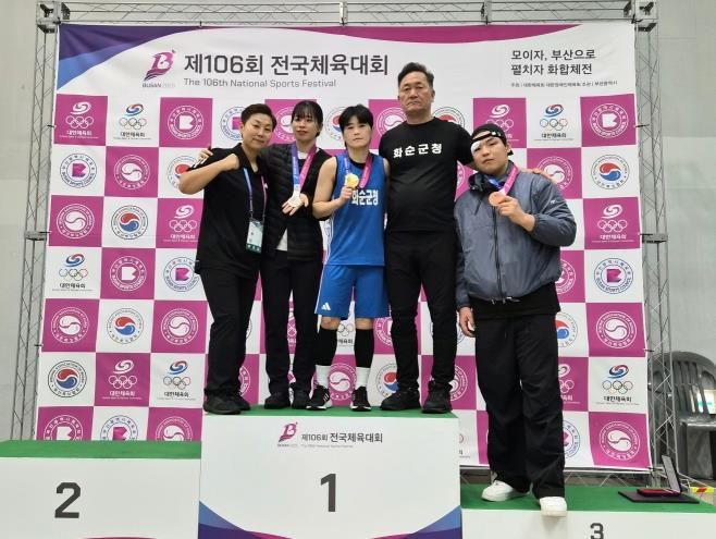 화순군청 복싱부(왼쪽부터 박지선 코치, 임애지 선수, 박초롱 선수, 박구 감독, 주태웅 선수)