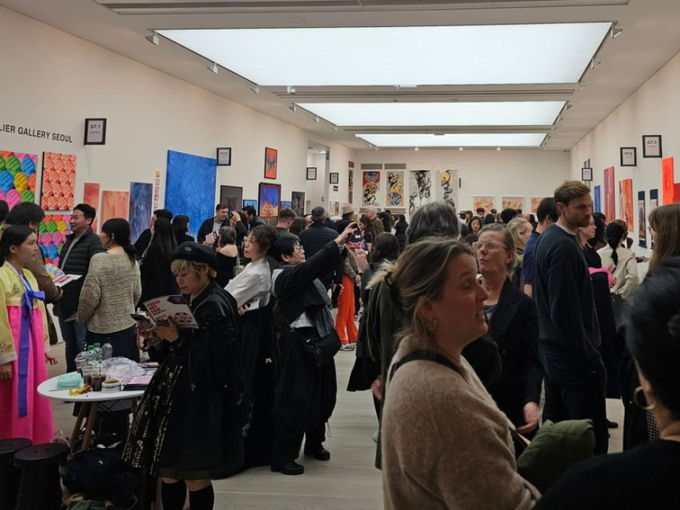 (사진: 런던 사치갤러리 전시 전경)