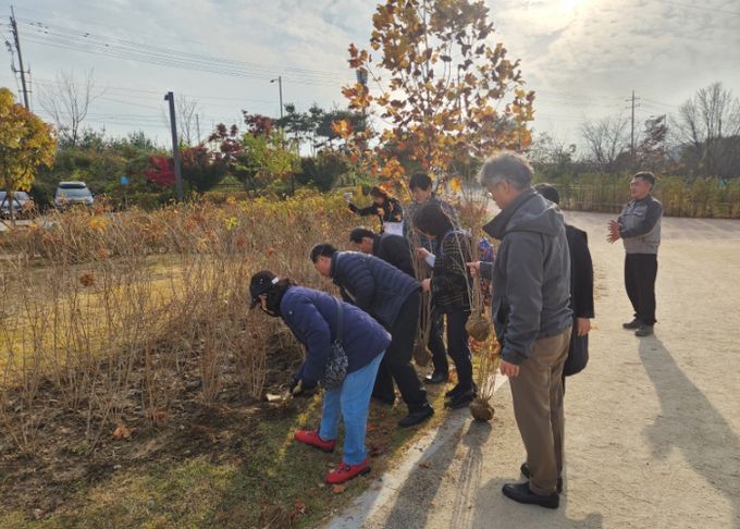 구리시 수택3동 주민자치회, 장자호수공원에 수국 100주 식재