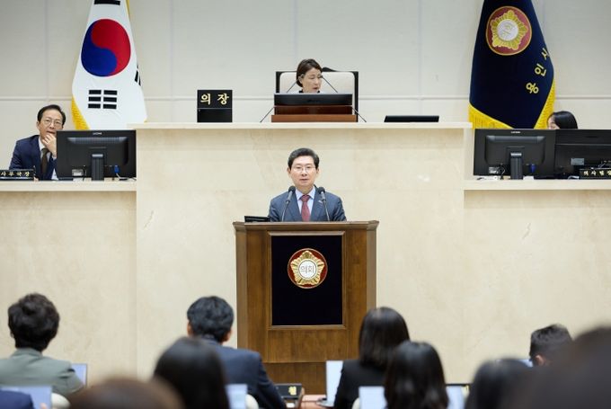 이상일 용인특례시장이 14일 '용인특례시의회 제297회 본회의'에서 시정연설을 통해 2026년 시정운영 방향을 제시했다.