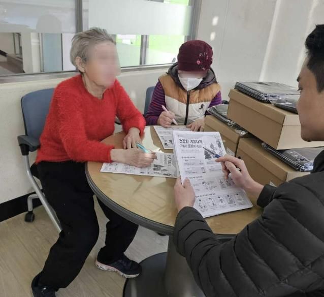 수원시 장안구, 재활용품 수집 어르신 대상 동절기 안전용품 전달