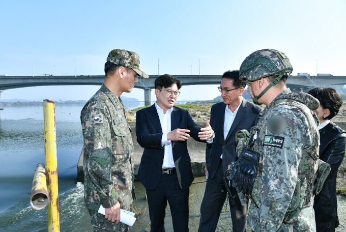 김포시가 7일 고촌읍에 위치한 백마도에서 현장행정을 진행했다.